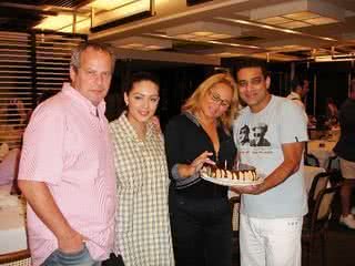 Jayme Monjardim e Tânia Mara, "grávidos", celebram os 47 anos da mãe da cantora, Cida, com o marido, Roberto Almeida, na Pampa Grill, Rio. - ALEXANDRE CAMPBELL, ALEXANDRE VIDAL/FOTO BR, ANDRÉ KATOPODIS, BOB FONSECA, GLAYCON MUNIZ, JOÃO SAL, LUCIANA PRÉZIA, MARCIO ROSA/STUDIO M RIO, RICARDO LEAL E ZEE NUNES