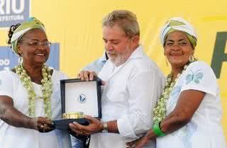 Na Acadêmicos da Rocinha, Luiz Inácio Lula da Silva ganha tamborim de ouro de Alda Maria e Glória do Nascimento, Rio. - ALEXANDRE CAMPBELL, ALEXANDRE VIDAL/FOTO BR, ANDRÉ KATOPODIS, BOB FONSECA, GLAYCON MUNIZ, JOÃO SAL, LUCIANA PRÉZIA, MARCIO ROSA/STUDIO M RIO, RICARDO LEAL E ZEE NUNES