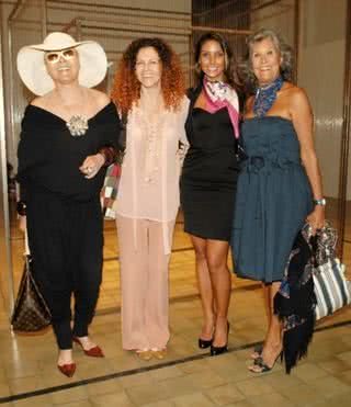 Iolanda Figueiredo e a filha, a designer Yara Figueiredo, em mostra com a advogada Flávia Sampaio e Gisella Amaral, Rio. - IVAN FARIIA, JACQUES DEQUEKER, JAMES RODRIGUES, JOSÉ POVEDA, MURILO TOBIAS, ONILTON OLIVEIRA, PATRÍCIA TARTARI E VIVIAN FERNANDEZ