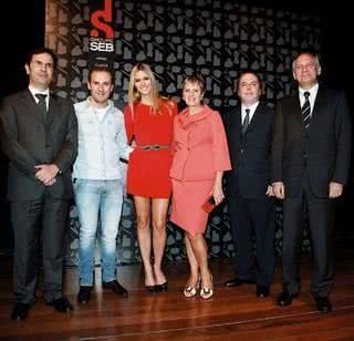 Fernanda Lima, ao lado do hair stylist Marcos Proença, apresenta produtos Arno Beauty no Hotel Unique com executivos da marca: Fernando Soares, Eliana Leonhardt, Márcio Cunha e Frédéric Verwaerde. - IVAN FARIIA, JACQUES DEQUEKER, JAMES RODRIGUES, JOSÉ POVEDA, MURILO TOBIAS, ONILTON OLIVEIRA, PATRÍCIA TARTARI E VIVIAN FERNANDEZ