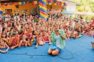 Karina se diverte entre as crianças de Paraisópolis na festa da ONG Florescer. - FABIO MIRANDA / OPÇÃO FOTOGRAFIA