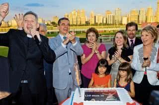 Padre Marcelo, Márcio, Dilma, Vanessa, Mário, Marta, Laura e Maria Luiza festejam. - Caio Guimarães