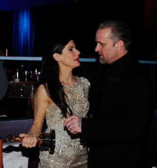 Sandra Bullock e Jesse James durante o Oscar 2010 - Getty Images