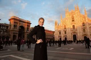 Ana Hickmann na Piazza del Duomo, o quadrilátero mais famoso de Milão. - VICTOR SOKOLOWICZ