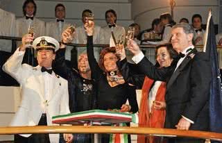 O comandante Giuliano Bossi brinda com Eros Ramazzotti, Sophia, a ministra francesa Anne- Marie Idrac e Gianluigi Aponte, presidente da MSC Cruzeiros, à inauguração do navio Magnifica. - MSC Cruzeiros