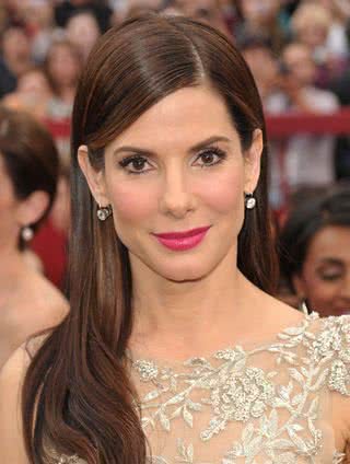 A ganhadora do Oscar de Melhor Atriz, Sandra Bullock, aderiu aos lábios em tom pink. O rosa está com tudo! - Getty Images