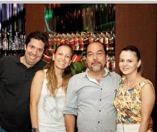 O casal Beto e Andrea Gorga é recebido por Paulo Marte Filho, do Piove Music & Gourmet, e sua Patrícia, na reabertura da casa, em SP. - FÁBIO MEDEIROS, JOÃO MARRA, LUCIANA PRÉZIA E LUDOVIC CARÈME