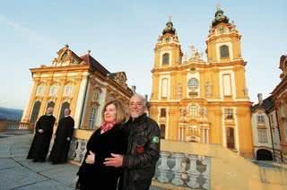 O casal diante da construção barroca, Patrimônio da Humanidade. Ao fundo, o abade Burkhard Ellegast e o padre Martin Rotheneder. - FOTOS: ÁLVARO TEIXEIRA