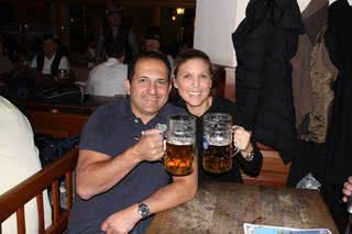 Maroan e Daniela Omairi na Hofbräuhaus, mais famosa cervejaria da Alemanha - Arquivo pessoal