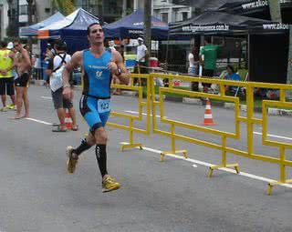 Ex-BBB Ralf participa de triathlon em Santos - Divulgação