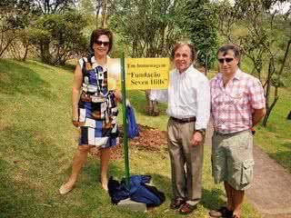 Anna Schvartzman e Fernando Lottenberg, ambos do Centro Israelita de Apoio Multidisciplinar, ladeiam David Jordan, da ONG Seven Hills, homenageada pelo Ciam na Aldeia da Esperança, em SP. - CAIO GUIMARÃES, CAROLINA BRUNETTO, CAROLINE DANTAS, FERNANDO MUCCI, KLEBER MARQUES, NAJARA FIALHO, OVADIA SAADIA, PRISICLA OLANDIM E SILVIA PERLOV