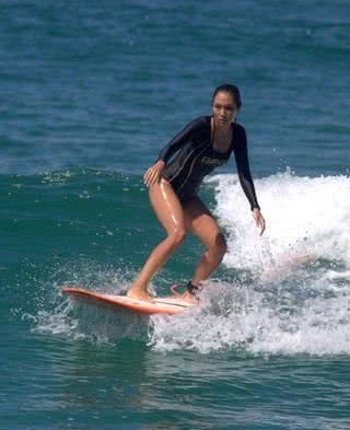 Dani Suzuki mostra habilidade nas ondas do Rio de Janeiro - Delson Silva / AgNews