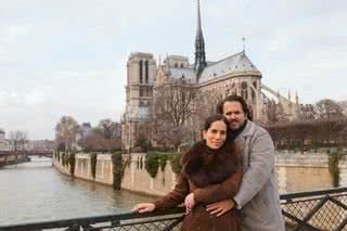 O casal, que vive na capital francesa há dois anos, namora diante do rio Sena e da Catedral de Notre Dame. Na Cidade- -Luz, parceria profissional e intensa vida cultural. - J. L. BULCÃO