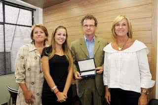 As advogadas Simone Esmanhotto e Cristiane Sprada ladeiam a estudante Carolina Chaves Hauer e o publicitário Kal Gelbecke na sede curitibana do G.A. Hauer e Esmanhotto Advogados. - ARIEL COSTA, JAQUELINE BARROS, JULIO CESAR, JÚNIA GARRIDO, KIN KIN, MARCO DUTRA, MARRI NOGUEIRA, RONNY CAJANGO e ROGÉRIO THEODOROVY