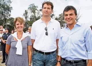 O prefeito Beto Richa e sua Fernanda ladeiam Marcello Malucelli, da GreenVillage. - ANA BEATRIZ CHACUR, DANILO APOENA, EDUARDO LIOTTI, FERNANDO GODOY, JOSH OLINS, MICHELLE WANG, PETRONIO CINQUE, ROCHA JUNIOR E SILAS FONSECA