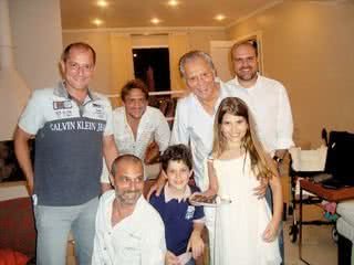 O apresentador Carlos Alberto de Nóbrega comemora 74 anos com os filhos Vinícius, Marcelo, Maurício, Beto e os gêmeos João Victor e Maria Fernanda, na sua casa em Alphaville, Grande SP. - ANDRÉ ZARA, CELINA GERMER, FLAVIA FUSCO, FELIPE MARTI, JAQUELINE BARROS, JOÃO SAL, REBECA FIGUEIREDO