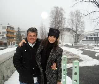 Em Chamonix-Mont- Blanc, o casal passeia nas ruas cobertas de neve.