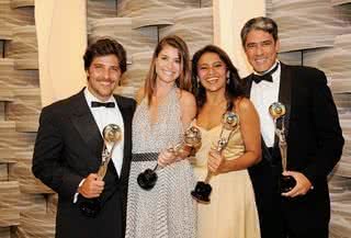 Os atores Bruno, Alinne e Dira e o jornalista Bonner com os troféus: melhores do ano no voto popular. - Fotos: George Magaraia/Imagens Magasac e Renato Wrobel