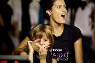 Isabeli Fontana e o filho Zion nos bastidores do Dream Fashion Tour - Divulgação