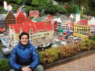 Felipe diante de uma réplica da cidade norueguesa de Bergen, exposta na Legoland de Billund, na Dinamarca.