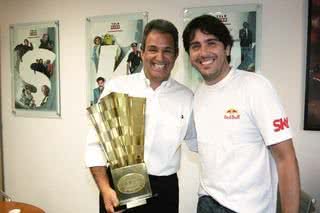 Em SP, Luiz Baptista, pres. da Sky, recebe de Cacá Bueno réplica de troféu da Stock Car. - ANDRÉ VICENTE, BRUNO TERENA, CAROLINE DANTAS, CINTHIA BUENO, DANIELA FILOMENO, DENISE ANDRADE, JANAÍNA AZZONI, J.C. GONÇALVES, LETÍCIA BERINGHS BARONI, MAGDA NASCIMENTO, MICHELE MIFANO, OVADIA SAADIA, PATRÍCIA TARTARI E PAULO KUS