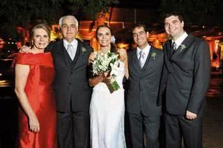 O casal Ione e Ivan Chemale celebra a união da filha Letícia Chemale com Ricardo Leite, ao lado do filho Alberto Chemale, no Clube Veleiros do Sul. - EVANDRO FORTUNA, FÁBIO MARTINS, GLAYCON MUNIZ, JOÃO PASSOS / BRASIL FOTOPRESS, LETÍCIA OLIVEIRA, MARCOS ALBERTI, MARCELO PROENÇA, PARRIS DE FELICE, RAFAEL ZUKAUSKAS