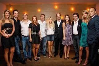 O casal Vanessa Aloi e Alexandre Ricardo, João Cerrado, Mônica Carvalho, Roberto Mazzoni, Patrícia de Sabrit, Pedro Ribeiro, Mariana Hein, Paulo Costa, Caroline Bittencourt e Nazir Kurji em evento de turismo no Escape Bar, na capital paulista. - ALESSANDRA GERZOSCHKOWITZ, BETTO SIQUEIRA, JANIS LYN, JÔ RIBES, JOÃO PASSOS,LINCOLN IFF E MARCOS QUINT