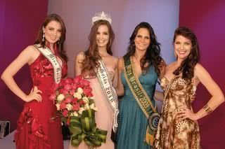 Em Goiânia, Dieniffer Costa recebe coroa de Anielly Campos, eleita de 2009, com Larissa Costa, Miss Brasil 2009, e Lara Brito. - CARLOS GOMES, CLEBER PASSUS, DANIELA SALTON, DÊNIO SIMÕES, EDUARDO BETINARDI, ESTÉFANO LESSA, LINCOLN IFF, NAIDERON JR, RONNY CAJANGO