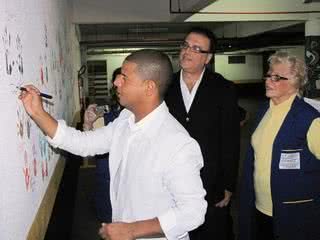 Marcelinho Carioca assina mural da Casa Ronald McDonald, em SP, sob o olhar do empresário Edson Ramuth e Léa Della, pres. da casa. - CAUÊ MORENO, CELINA GERMER, FABIO MIRANDA, GLAYCON MUNIZ, GUILHERME DUARTE, MARIO AQUINO, MIDORI DE LUCCA, PAULO JABOUR, RENATA XAVIER E RONÉIA FORTE