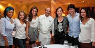 As atrizes Juliana Alves, Juliana Boller e Sophie Charlotte jantam no Guega Ristorante, do chef Celso Freire, com os colegas Juliana Didone, Gustavo Leão e Camila Rodrigues. - ALEX GUEDES , HELRE BROCKER, JOÃO P. TELES, MARIA CAROLINA CONTRASTI, MARRI NOGUEIRA, NAIDERON JR. E WELLINGNTON MUDI