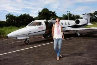 Gianne Albertoni desembarca em Angra no learjet CARAS da Colt Aviation. Atriz, modelo e apresentadora do Hoje em Dia, ela faz também faculdade de jornalismo. - CADU PILOTTO E SHEILA GUIMARÃES; PRODUÇÃO: CLAUDIO LOBATO; AGRADECIMENTOS: CARLOS TUFVESSON, HOMEM DE BARRO, KI-CORPO E R. SOBRAL