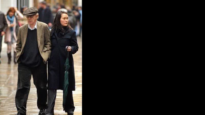 Woody Allen e a amada, Soon-Yi, caminham tranquilamente pelas ruas de Veneza. - ROPA PRESS VIA GETTY IMAGES E BRAINPIX