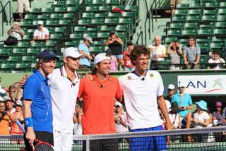 Os norte-americanos Andy Roddick e Jim Courier com os adversários Gustavo Kuerten e Fernando Gonzalez - Divulgação ATP