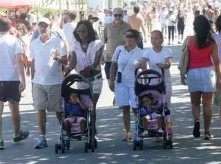 Glória Maria passeia com as filhas na orla do Leblon - J.Humberto / AgNews