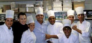 Em visita à cozinha do Fasano Al Mare, Rio, o lutador Vitor Belfort (camisa listrada), é festejado pela equipe: o chef Luca Gozzani, de preto, Fábio Jobim, Karen Faveiro, Cláudio Emídio, Filipe Neto, Guilherme Tadulla e Leandro Garcia. - JANETE LONGO, KLEBER MARQUES, NAJARA FIALHO, RODRIGO ZORZI, ROGÉRIO MARQUES E VERA DONATO