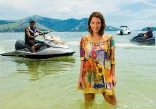 A atriz, que assume ter vivido um período 'esquisito em 2009', se diverte em Angra dos Reis com as peripécias do irmão, Kauê, e do pai, Álvaro, no jet ski. - SELMY YASSUDA/ARTEMISIA FOT. E COMUNICAÇÃO; PRODUÇÃO: MIRIAN FONSECA; BELEZA: DUH; AGRADECIMENTO: RAQUEL SCHIAVON