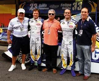 Fernando Seabra, do Sonda, o piloto Felipe Maluhy, Ronaldo Sampaio Ferreira, da Bombril, patrocinadora de Felipe e de Duda Pamplona, e Edmundo Kehdi Jr., da Kehdi Engenharia, se reúnem no box do autódromo de Interlagos, SP. - CELSO MENEZES, FABRÍCIO MARUXO, JOÃO PASSOS, LU PREZIA, MEG SOUSA, PRISCILA OLANDIM E STEPHAN SÓLON