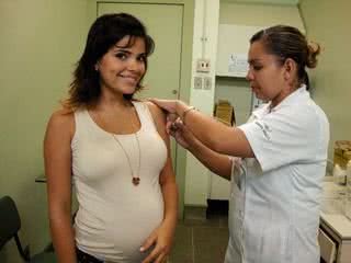 Aos 8 meses de gravidez, Vanessa Giácomo toma vacina contra a gripe H1N1, em posto de saúde no Rio. - CELSO MENEZES, FABRÍCIO MARUXO, JOÃO PASSOS, LU PREZIA, MEG SOUSA, PRISCILA OLANDIM E STEPHAN SÓLON