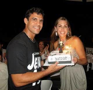 O lutador Vitor Belfort se emociona com bolo decorado na festa organizada pela mulher, Joana Prado, no Alessandro & Frederico, no Fashion Mall, Rio. - ANDRÉ VICENTE, DIOGO TORRES, EDNA MATOS, ERASMO NASCIMENTO, FRÂNCIO DE HOLLANDA, GUSTAVO RAMPINI, PAULO GONÇALVES E ROBERTO VALVERDE