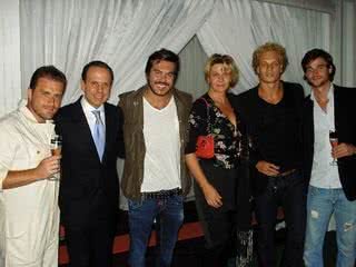 Alex Tessitore, idealizador do Brastemp Dinner in the Sky, leva João Doria Jr., Alessandro Jordão e Bia Doria, mulher de João, a jantar a 50 m de altura com os também idealizadores Denis Filippine e Eduardo Lovro, no Jockey Club de SP. - ANDRÉ VICENTE, DIOGO TORRES, EDNA MATOS, ERASMO NASCIMENTO, FRÂNCIO DE HOLLANDA, GUSTAVO RAMPINI, PAULO GONÇALVES E ROBERTO VALVERDE