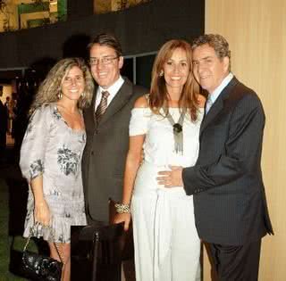 Os casais Luciana e Almir Alves e Flavia e Péricles Correa, eles da CFL Construções, inauguram o prédio Golden Gate. - CHICO BRANDÃO, LÁZARO MEDEIROS, LEONARDO TELES, LIANE NEVES, LINCOLN IFF, LORENZO FABRI, LULU PINHEIRO, MAURO CAMPOS E SYMONE MAGALHÃES