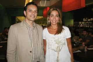 No restaurante Mediterrâneo, em Curitiba, Marcelo Woellner, marido da atriz Daniela Escobar, recebe Juliana Vosnika. - DÊNIO SIMÕES, GUSTAVO FRONER, ESTÉFANO LESSA, JAQUELINE BARROS, JOÃO P TELES, JORGE CAMPOS, LUCIANE BELIN, LULA LOPES, RUBENS NEMITZ JR., SÉRGIO ALMEIDA, SILVIO ROMERO E TELMO XIMENES