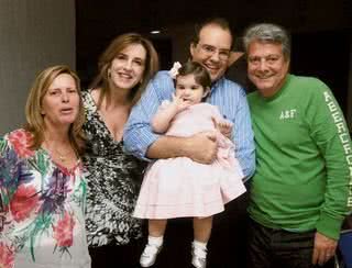 Em SP, o casal Marcela e Alexandre Senra festeja 1 ano da filha Nicole entre o casal Celia e Mário Pagnozzi Jr., cônsul-geral da Guiné em SP. - ANDRÉ VICENTE, CAROLINE DANTAS, DULCINÉIA ROMERO PACHECO , FABIANA LIMA, JOÃO SAL, LUCIANO ZANIN, MARCIA TIEMI, OVADIA SAADIA E SILAS FONSECA