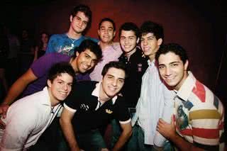 Felipe Ventura (de preto, em pé) festeja 19 anos na Pink Elephant, SP, com Frederico Corazza, Renato Gallucci e Pedro Noronha Carioca, agachados, Ravi Macedo, Renato Carneiro, Matheus Fahel e Anuar Morad. - ANDRÉ VICENTE, CHRISTIAN PARENTE , DENISE ANDRADE, EMERSON ANDRADE, FELIPE ABE, JANETE LONGO, MÁRCIA SAHB E WALDEMIR FILETTI