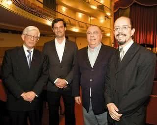 Roberto Duarte, diretor musical da orquestra do Theatro São Pedro, SP, recebe André Sturm e Ronaldo Bianchi, ambos da sec. de Estado da Cultura, com Emiliano Patarra, regente da orquestra. - ANDRÉ VICENTE, CÍNTIA SANCHEZ, DULCINÉIA ROMERO PACHECO, FABIANO AMARAL, LUCIANA PREZIA, MELISSA ARAÚJO, MIRIAM RESENDE, RODRIGO SACK, E SUZANA ELIAS AZAR.