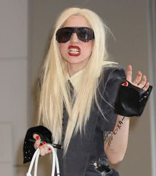 Lady Gaga chegando no Japão - Getty Images