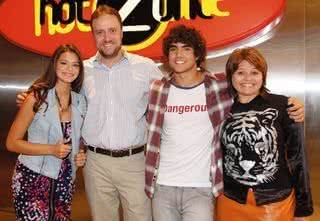 Os atores Bruna Marquezine e Caio Castro (de xadrez) gravam comercial do parque Hot Zone, do ParkShopping, e são recebidos por Marcelo Martins e Cilene Vieira, ambos do shopping. - ANTONIO MORE, MARCELO CAMARÁ, NAIDERON JR., NÉLIO RODRIGUES, SILVIA PERLOV E VALTER ANDRADE