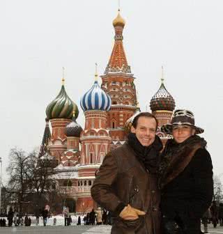 O casal diante da colorida catedral de São Basílio, na capital russa.