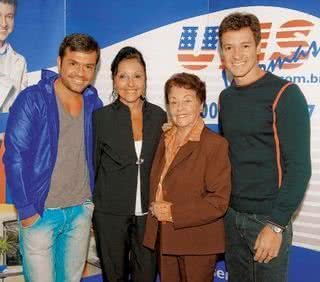 O clã: Danilo e Rodrigo entre a mãe, Vera Lucia, e a avó, Benedita. - Fabio Miranda/Opção Fotografia