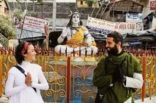 Na segunda viagem ao país, o casal faz saudação diante da imagem de Shiva no povoado de Laxmanjula.